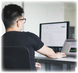 marilia-working-in-office-analysis-78