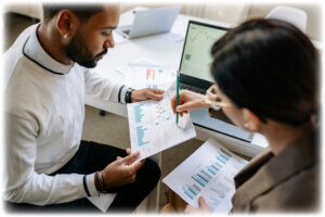 pexeks-coworkers-collaborating-insights-94